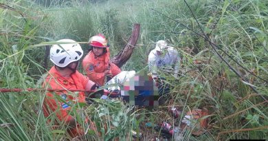 RESCATAN A MUJER TRAS CAER A UN BARRANCO EN CHALATENANGO SUR