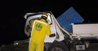 DOS PERSONAS QUEDAN ATRAPADAS TRAS ACCIDENTE DE CAMIÓN EN TECOLUCA
