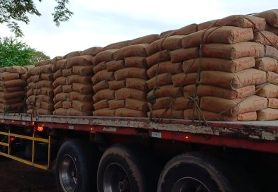 ALCALDE DE SANTA ANA CENTRO ENTREGÓ MÁS DE 6,000 BOLSAS DE CEMENTO A 58 COMUNIDADES