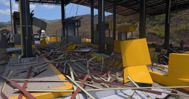CARRO BOMBA DESTRUYE PEAJE EN EL CAUCA Y DEJA TRES CIVILES HERIDOS