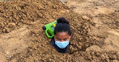 JOVEN SOBREVIVE TRAS SER AFECTADA POR UN RAYO EN COLOMBIA Y SUS FAMILIARES LA ENTERRARON HASTA EL CUELLO