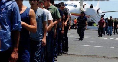 ESTADOS UNIDOS DEPORTA A 100 SALVADOREÑOS EN VUELO CON DESTINO A EL SALVADOR