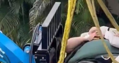 HOMBRE DE 270 KILOS ES EVACUADO DE UN APARTAMENTO CON AYUDA DE UNA GRÚA EN FLORIDA