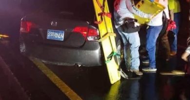CONDUCTORA QUEDA ATRAPADA EN SU VEHÍCULO TRAS CHOCAR CONTRA UNA GRÚA EN IZALCO