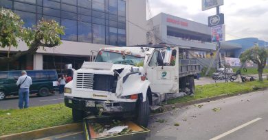 CAMIÓN DE CARGA DERRIBA POSTE ELÉCTRICO Y RESTRINGEN EL PASO EN BULEVAR LOS PRÓCERES