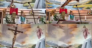 SACERDOTE FALLECE DURANTE UNA MISA TRAS CAERLE UNA CRUZ EN GUAYAQUIL, ECUADOR