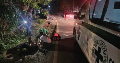 MOTOCICLISTA RESULTA LESIONADO TRAS COLISIONAR CONTRA UN SEDÁN EN SANTA ANA