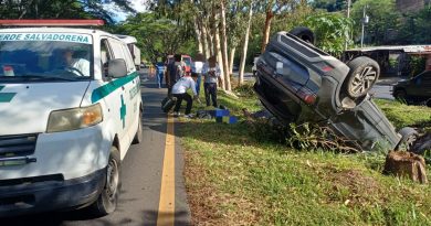 CONDUCTOR RESULTA LESIONADO TRAS VOLCAR SU VEHÍCULO EN LA CARRETERA PANAMERICANA